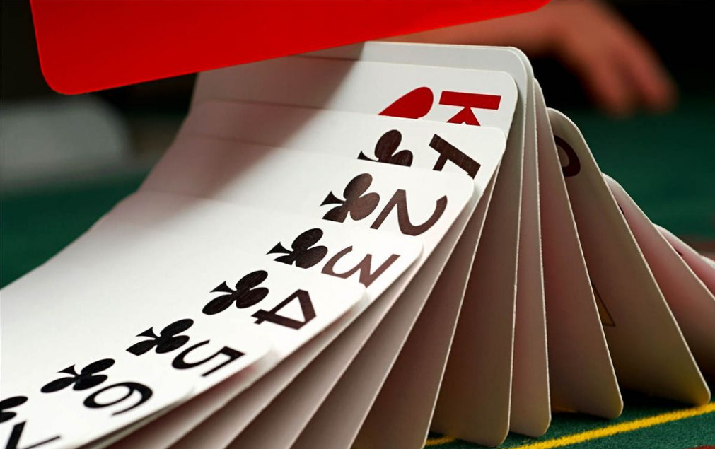 政策监管下的棋牌游戏：机会与危机并存