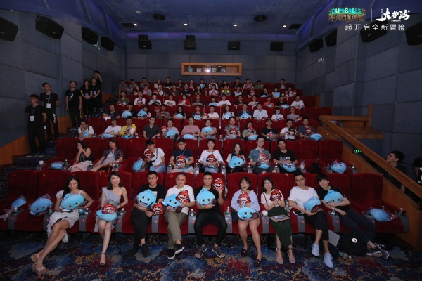 图9：首映礼现场大合照