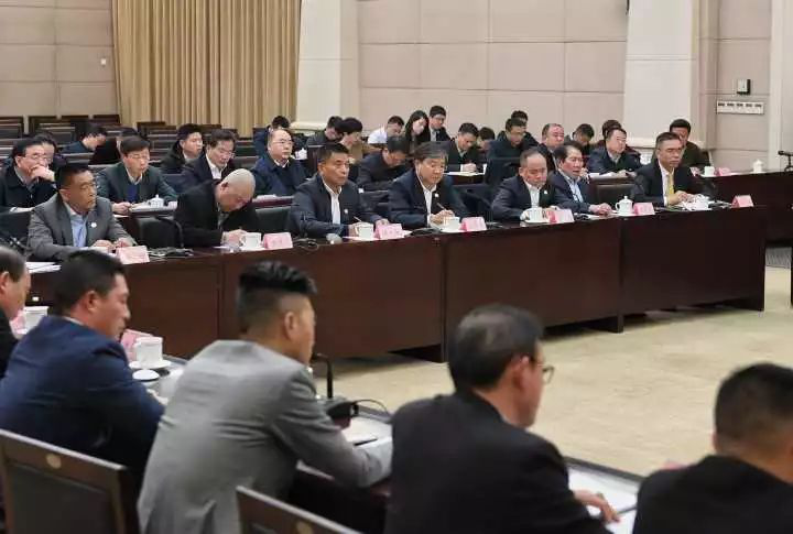 尹力与川商代表座谈并勉励，寇汉等企业代表参与
